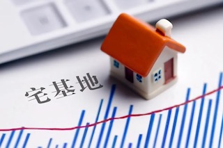 宅基地并不歸農(nóng)民所屬，只能依法享用，不得轉(zhuǎn)賣給城里人！